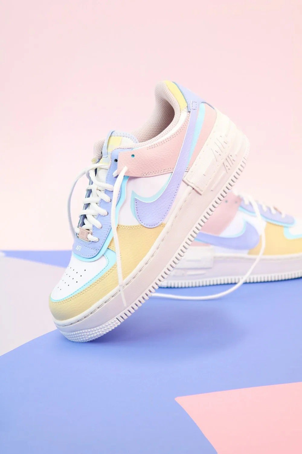 Tenis blancos relucientes limpios con Clinap